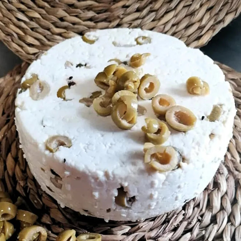 Ser kozi dojrzewający z zielonymi oliwkami i pieprzem świeży 200 g