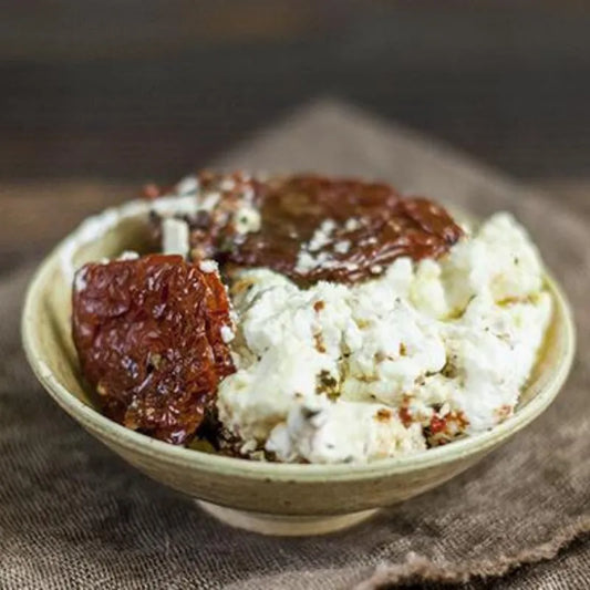 Twarożek kozi z suszonymi pomidorami, bazylią, czosnkiem i oliwą 100 g