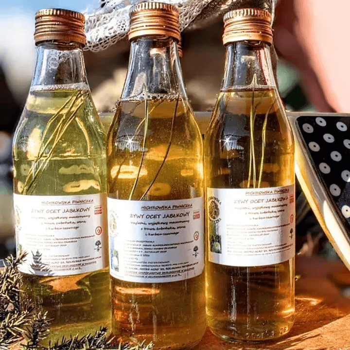 Żywy ocet jabłkowy z sosną, kwiatem z  czarnego bzu i trawą żubrówka EKO 250 ml